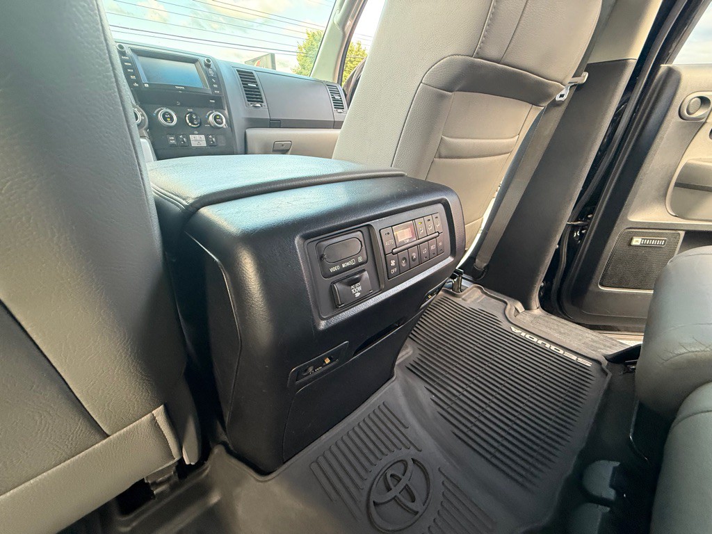 2013 Toyota Sequoia Image 34