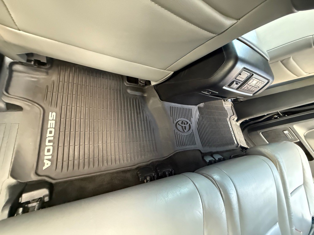 2013 Toyota Sequoia Image 35