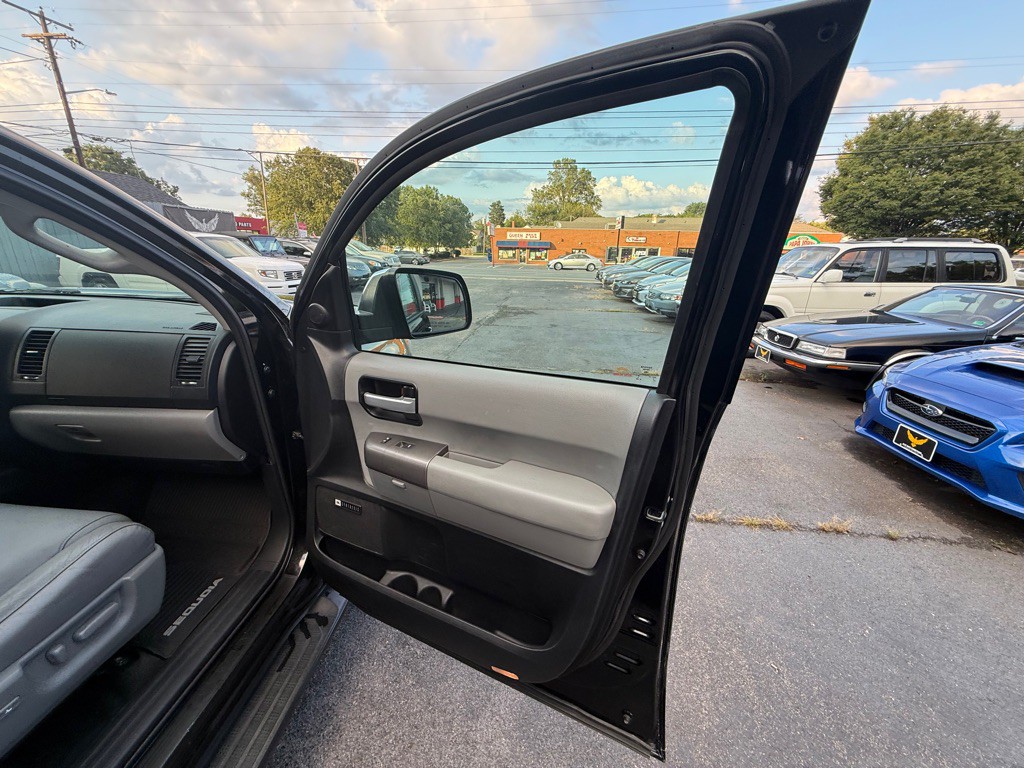 2013 Toyota Sequoia Image 39