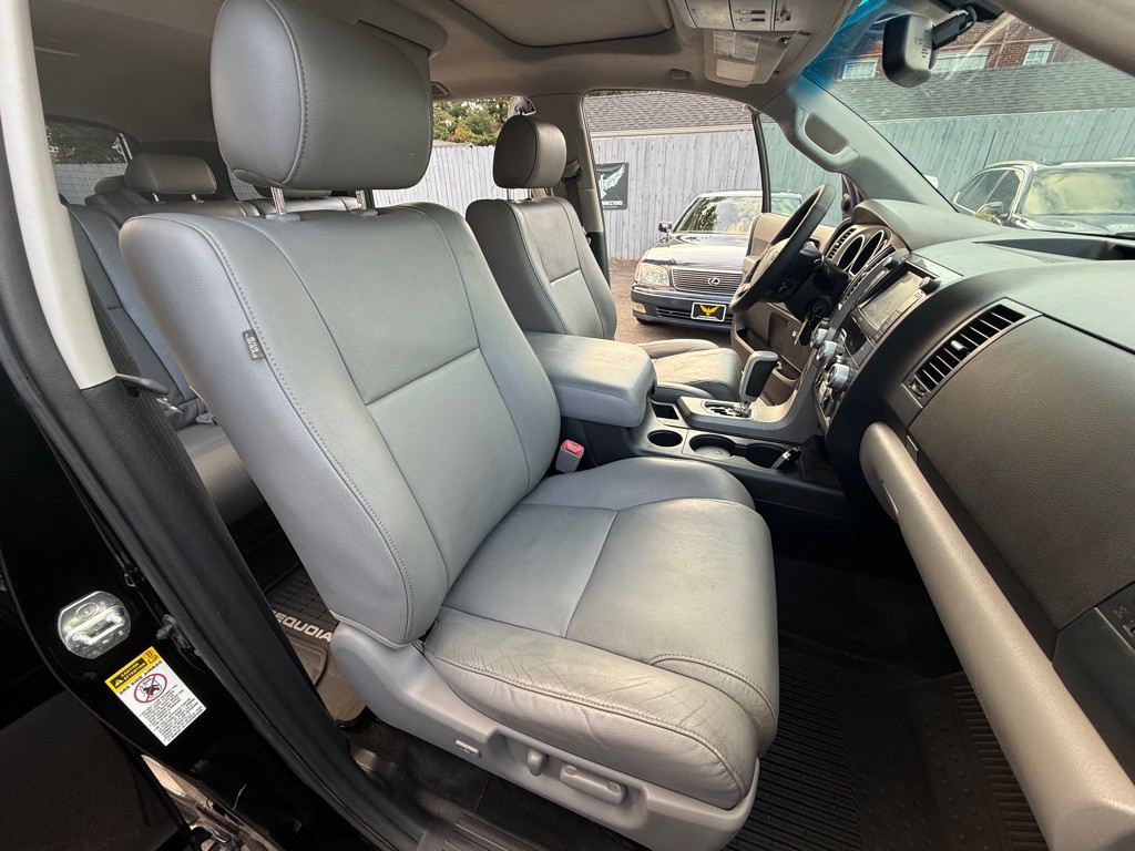 2013 Toyota Sequoia Image 42