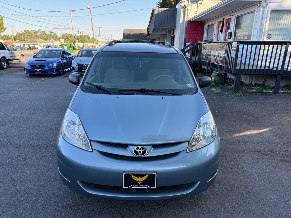 2010 Toyota Sienna Image 2