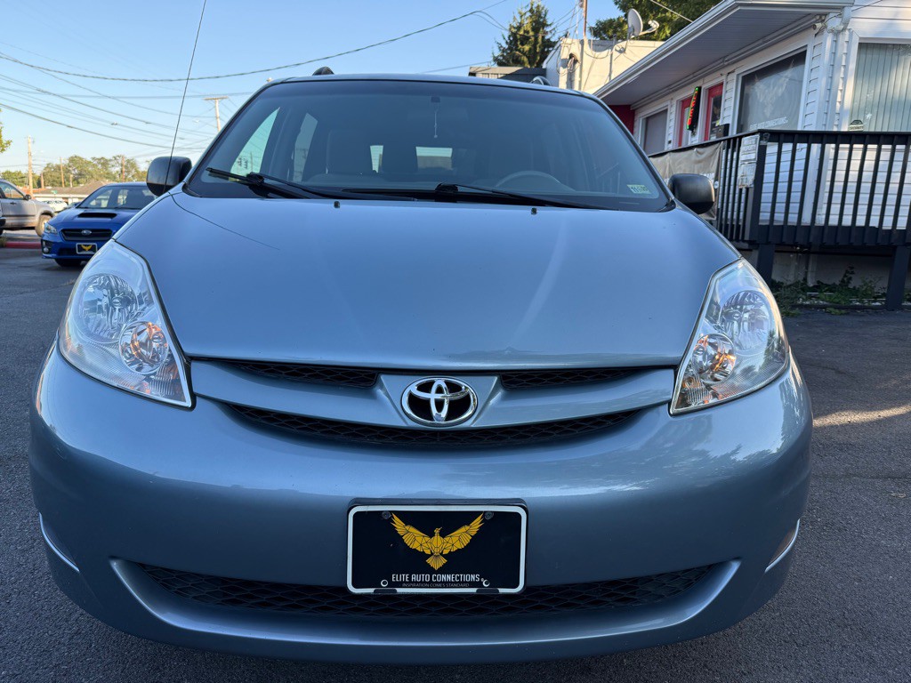 2010 Toyota Sienna Image 3