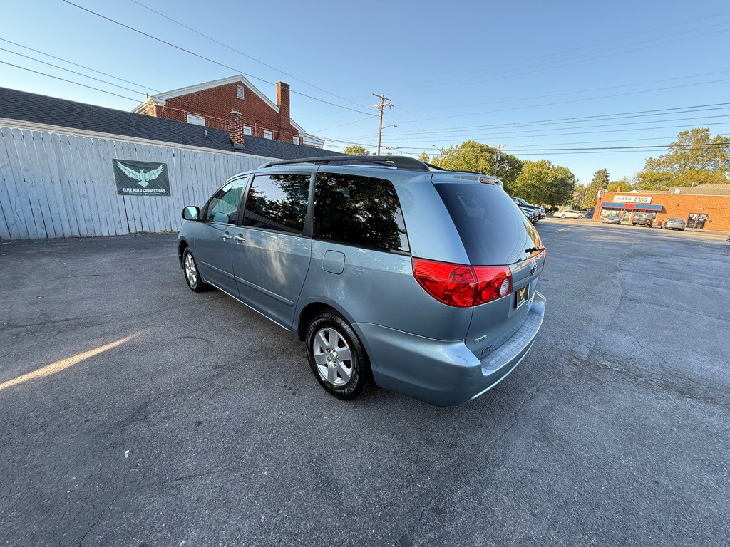 2010 Toyota Sienna Image 6