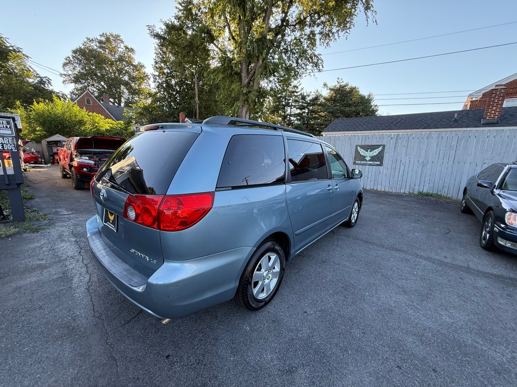 2010 Toyota Sienna Image 8
