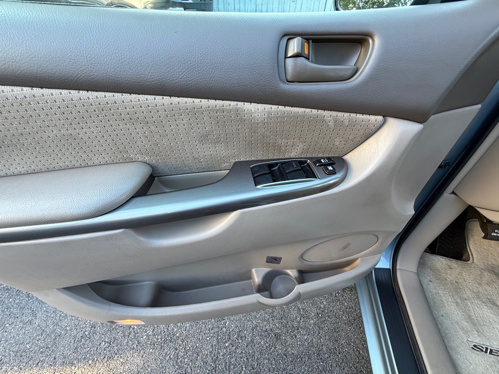2010 Toyota Sienna Image 12