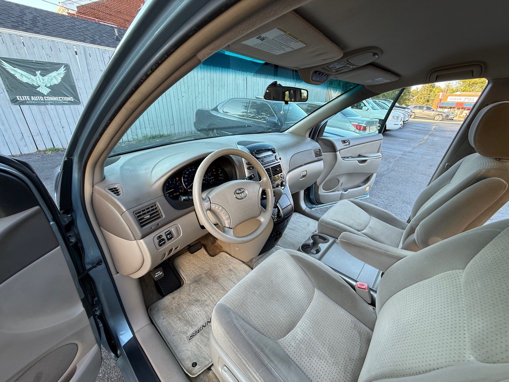 2010 Toyota Sienna Image 13