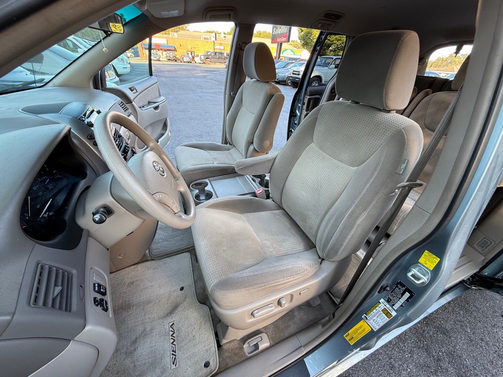 2010 Toyota Sienna Image 14