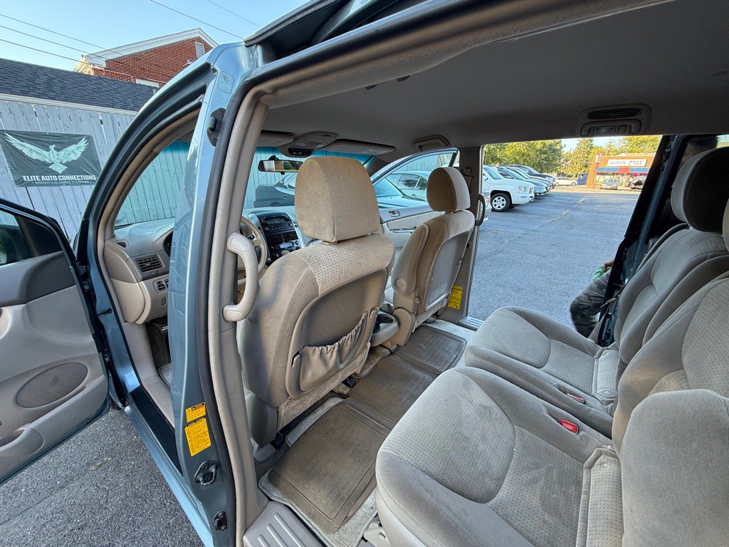 2010 Toyota Sienna Image 15