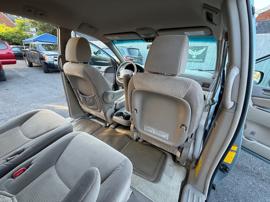 2010 Toyota Sienna Image 20