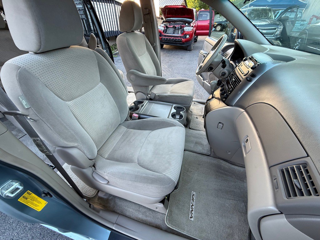 2010 Toyota Sienna Image 25
