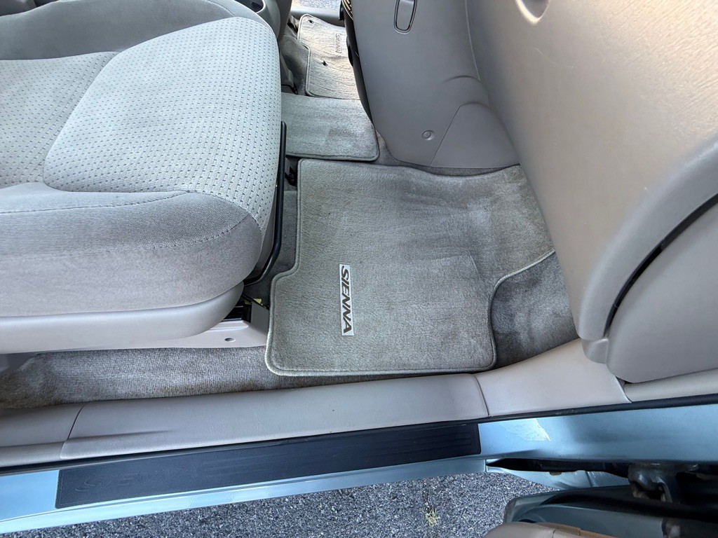2010 Toyota Sienna Image 31