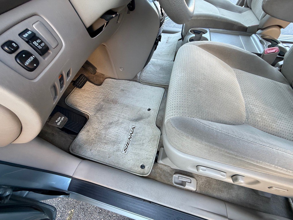 2010 Toyota Sienna Image 32