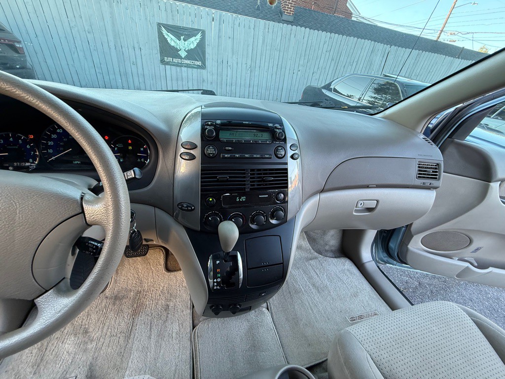 2010 Toyota Sienna Image 35