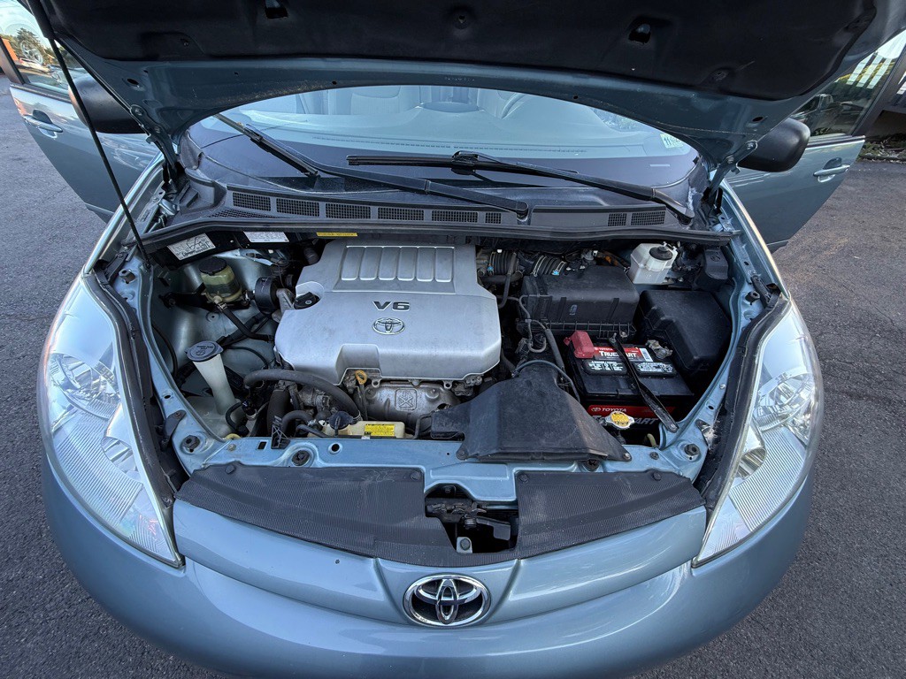 2010 Toyota Sienna Image 38