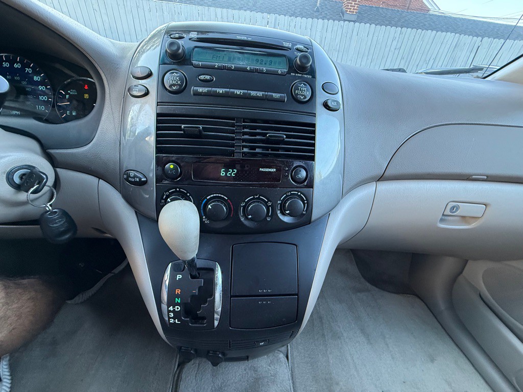 2010 Toyota Sienna Image 42