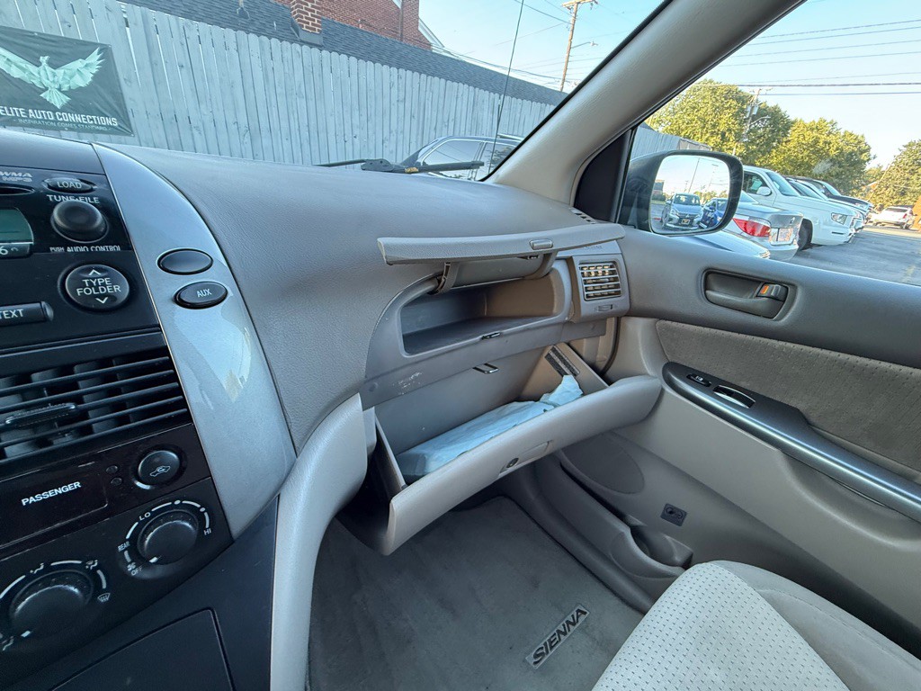 2010 Toyota Sienna Image 43