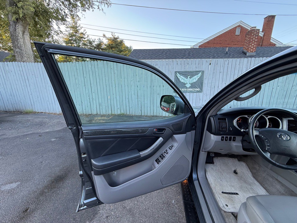 2005 Toyota 4Runner Image 17