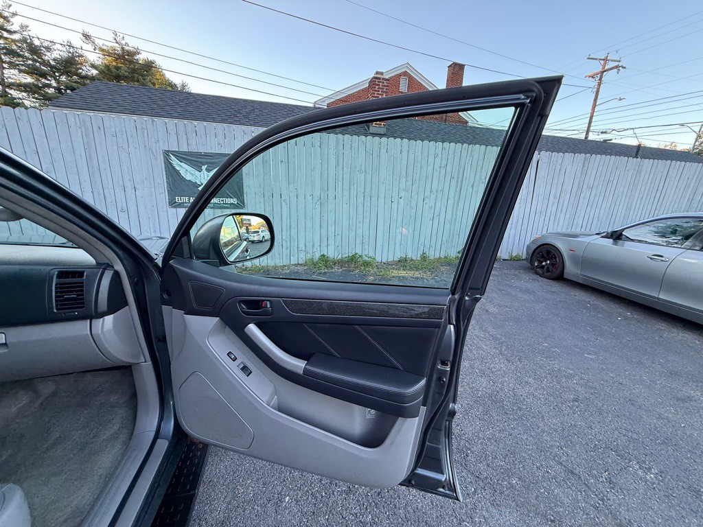 2005 Toyota 4Runner Image 30