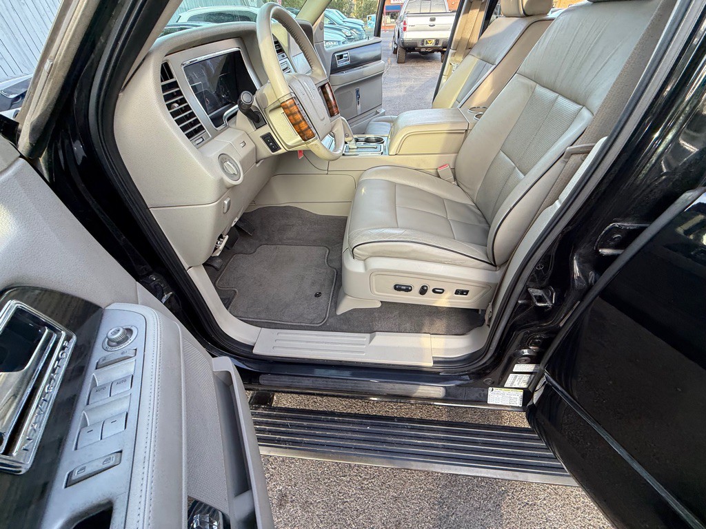 2007 Lincoln Navigator Image 12