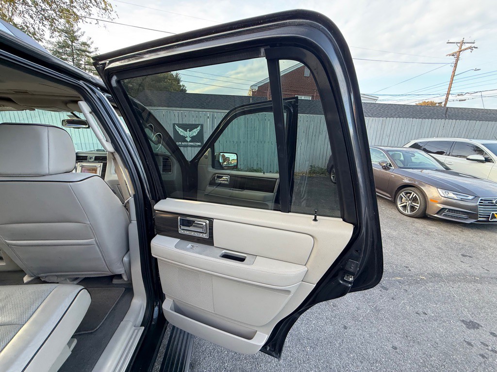 2007 Lincoln Navigator Image 24
