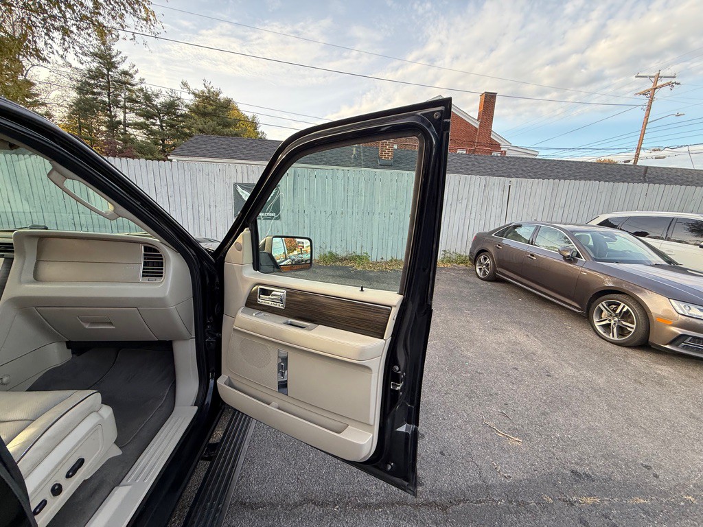 2007 Lincoln Navigator Image 25