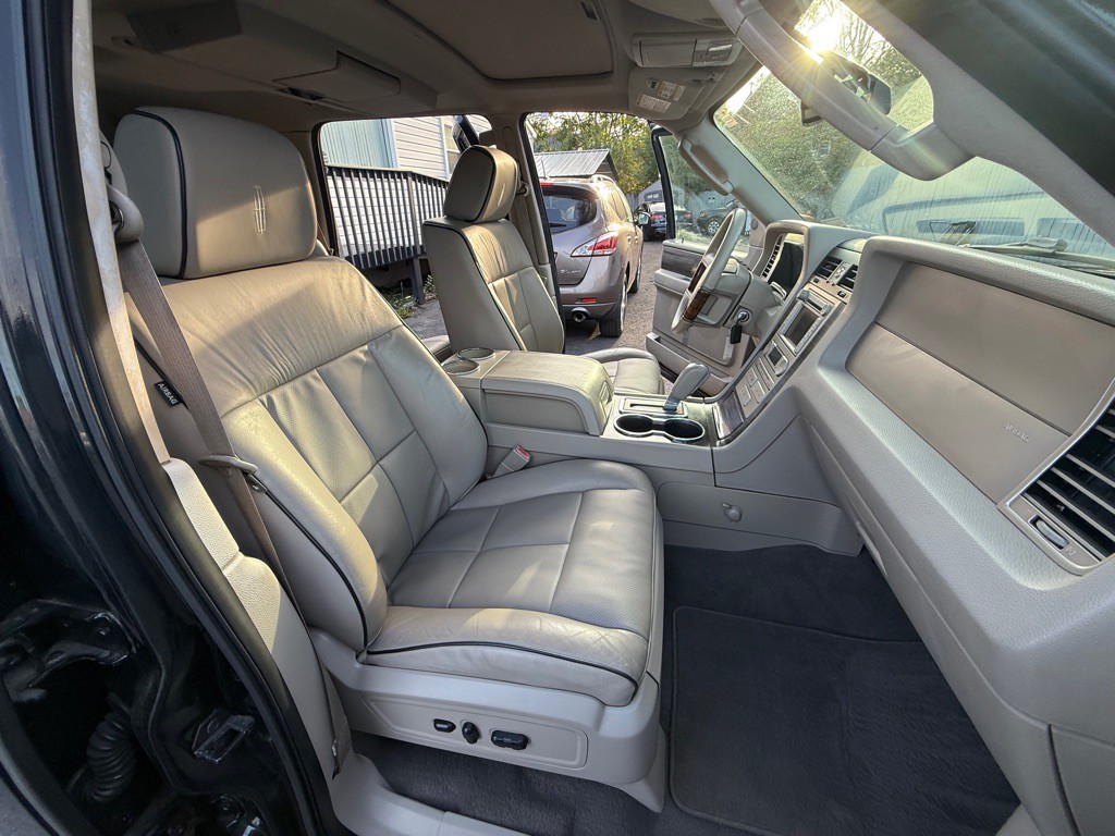 2007 Lincoln Navigator Image 28