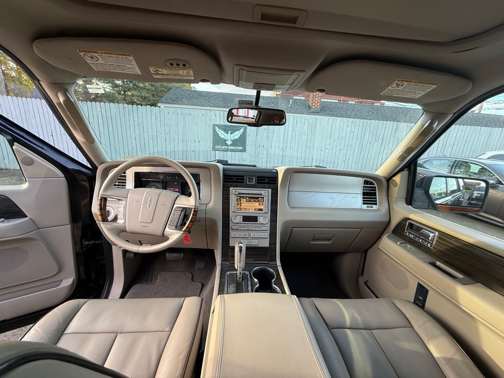 2007 Lincoln Navigator Image 30