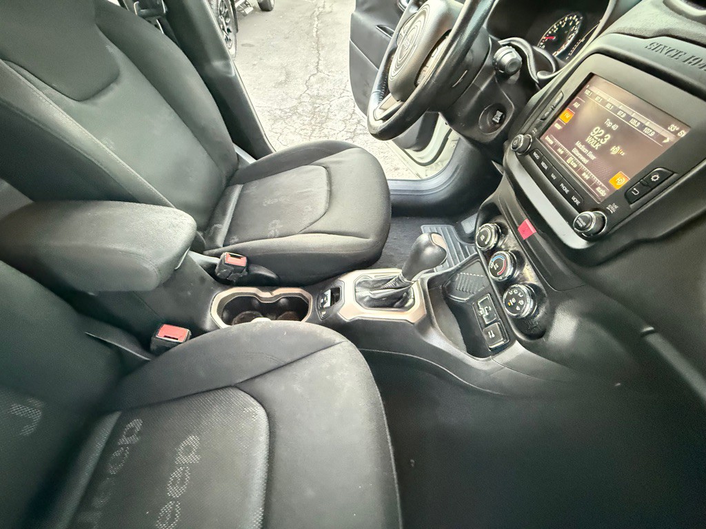 2016 Jeep Renegade Image 16