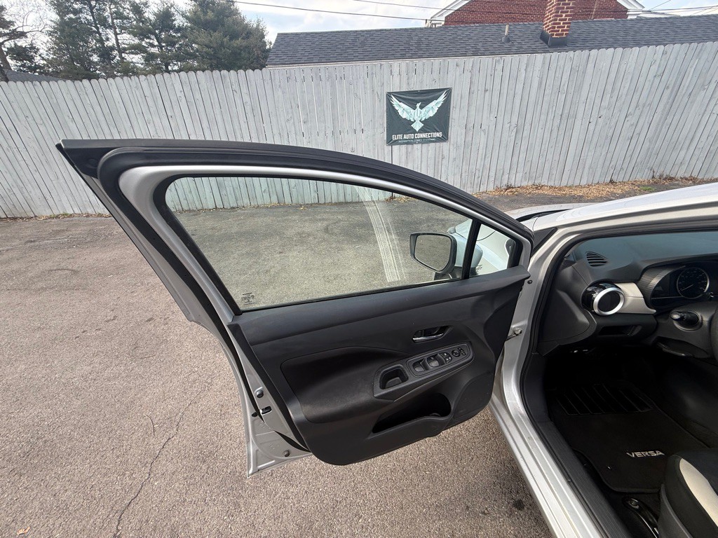 2021 Nissan Versa Image 11