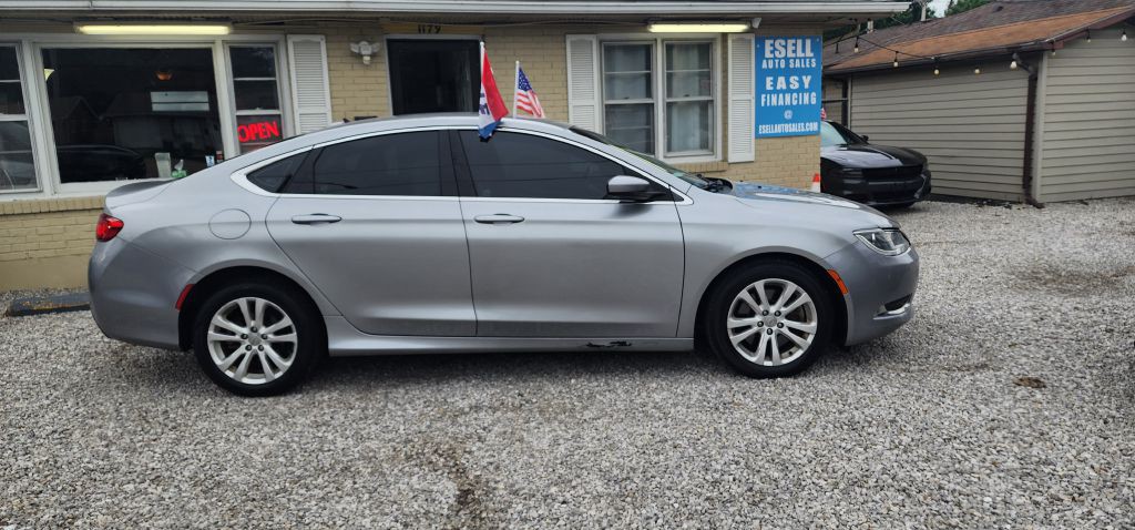2015 Chrysler 200 Image 2