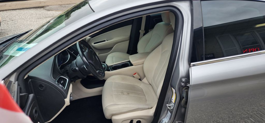 2015 Chrysler 200 Image 7