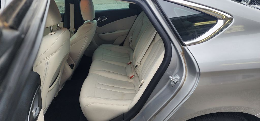 2015 Chrysler 200 Image 8