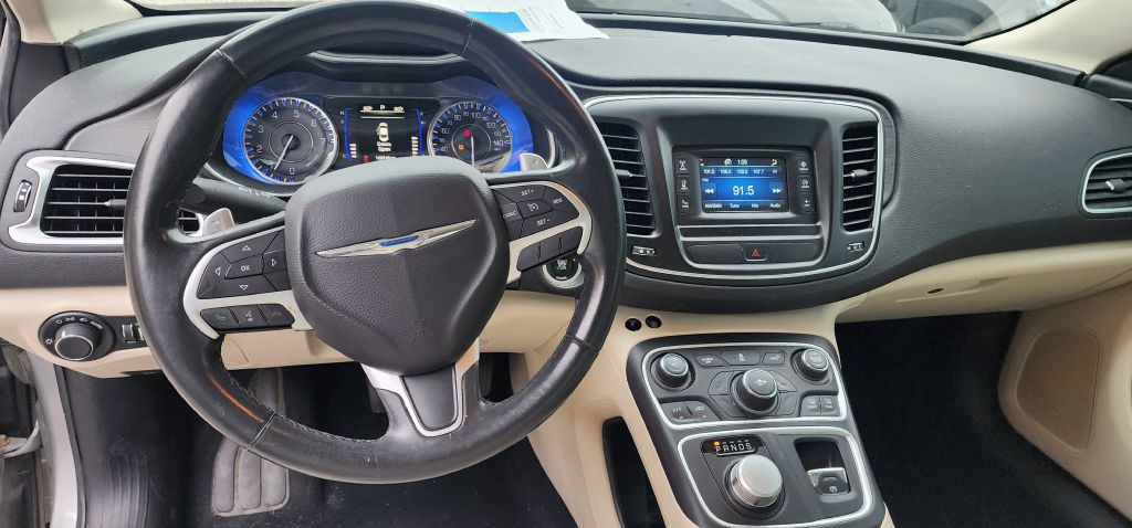 2015 Chrysler 200 Image 9