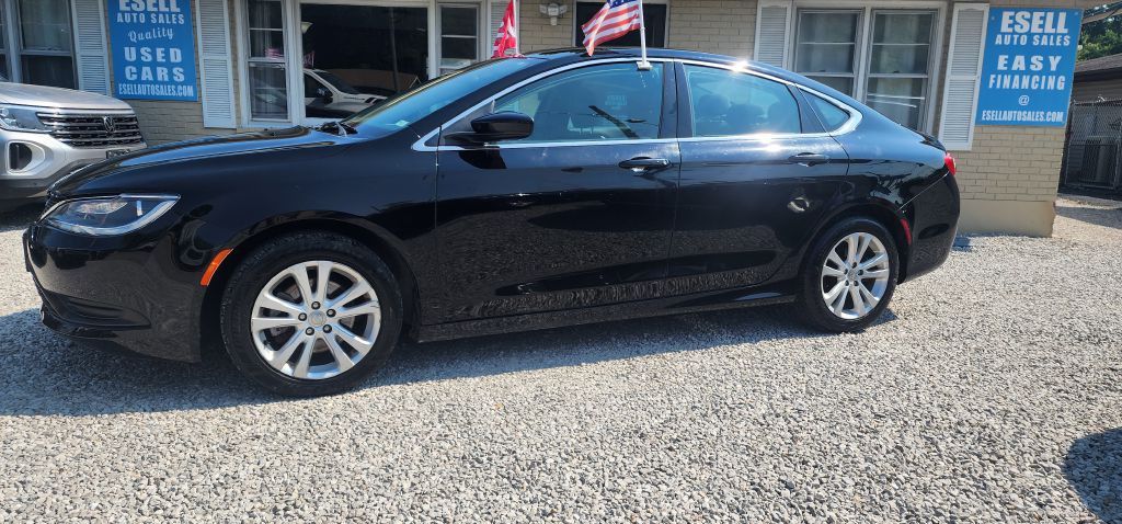 2017 Chrysler 200 Image 4