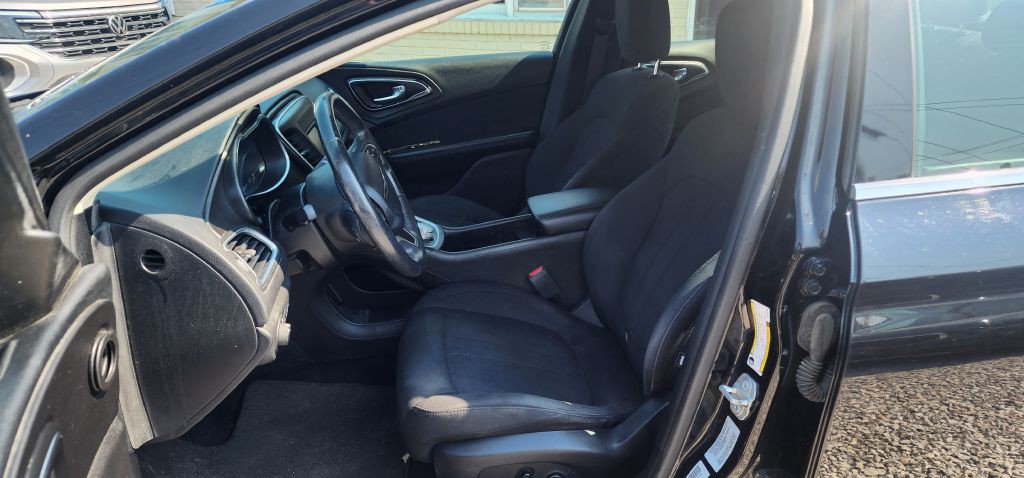 2017 Chrysler 200 Image 15