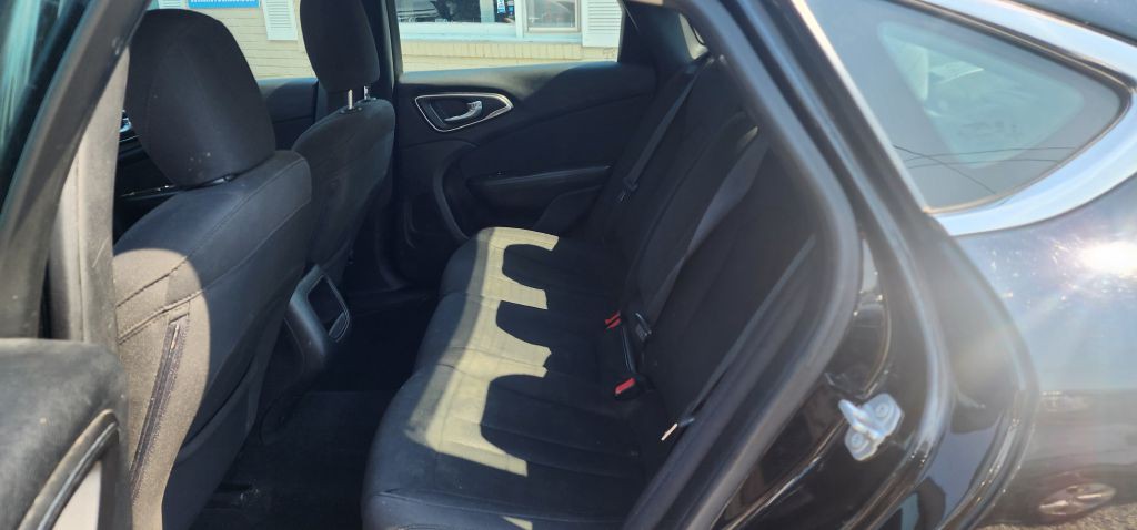 2017 Chrysler 200 Image 16