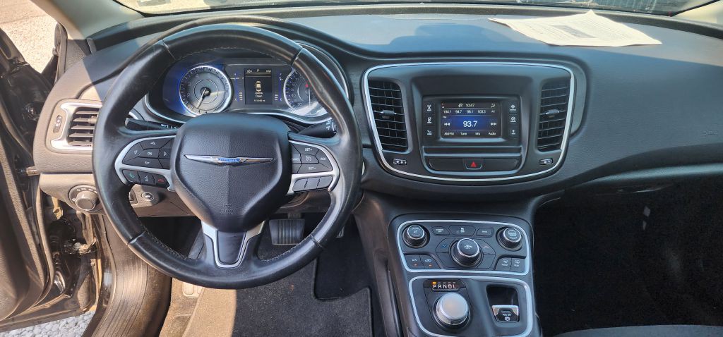 2017 Chrysler 200 Image 17