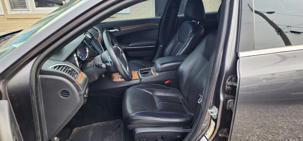 2013 Chrysler 300 Image 12