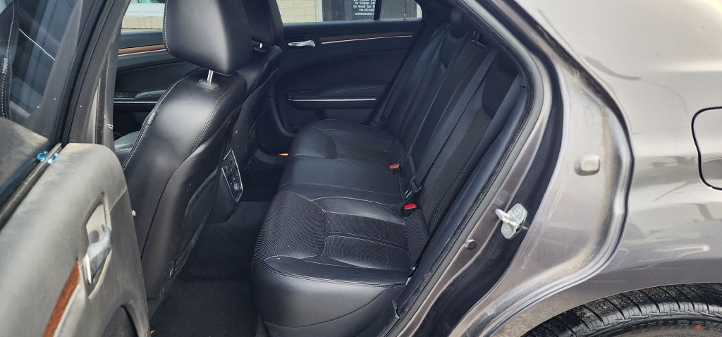 2013 Chrysler 300 Image 13