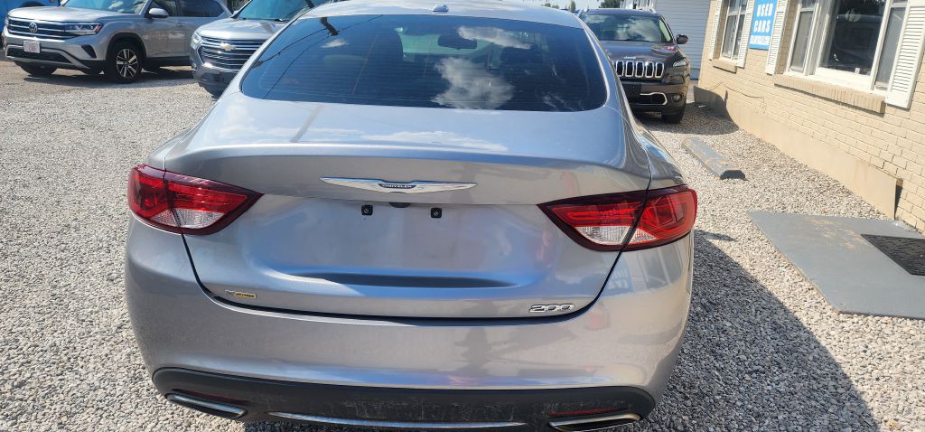 2016 Chrysler 200 Image 9