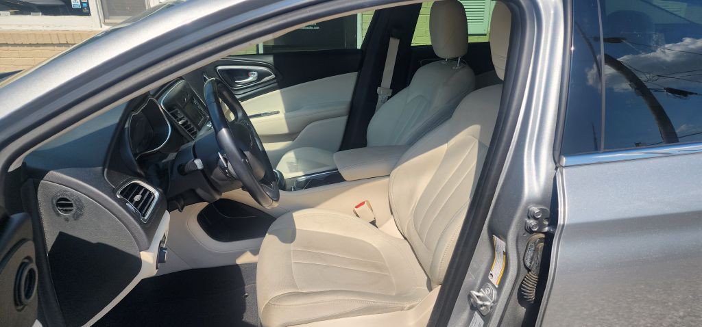 2016 Chrysler 200 Image 10