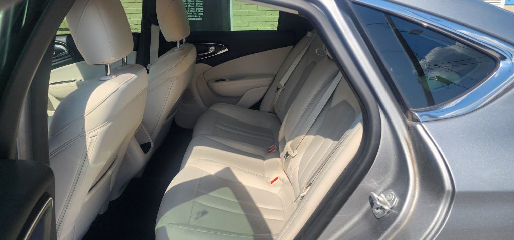 2016 Chrysler 200 Image 11