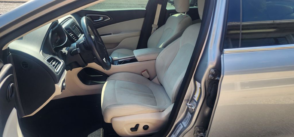 2016 Chrysler 200 Image 14