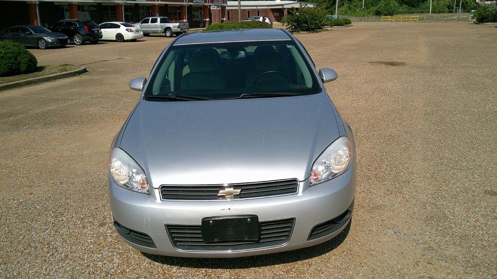 2011 Chevrolet Impala Image 2