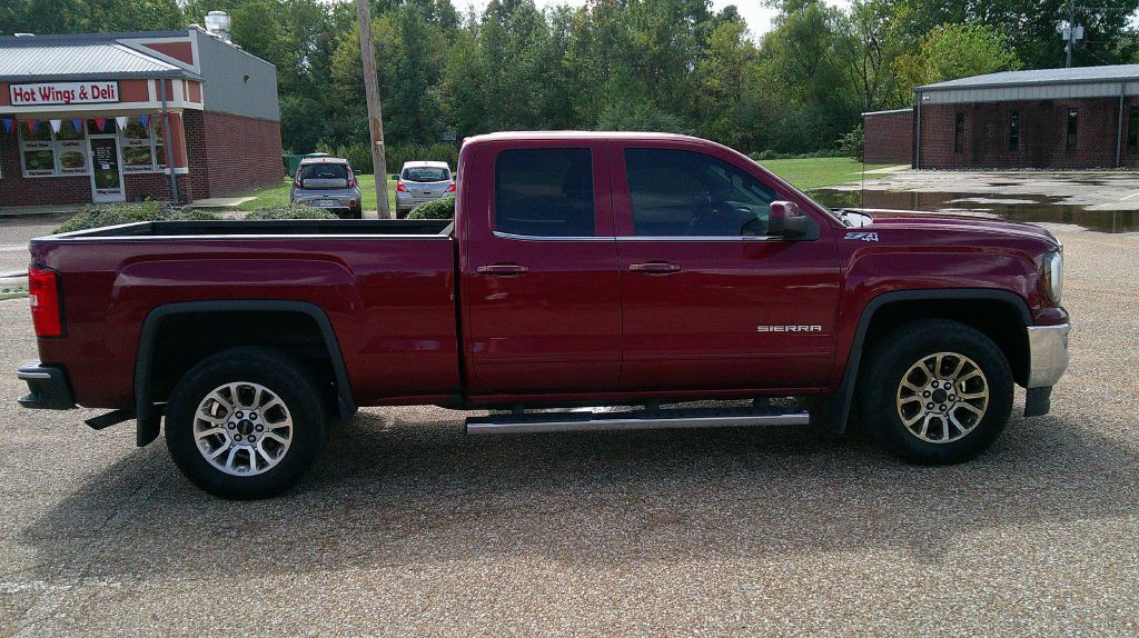 2017 GMC Sierra Image 2