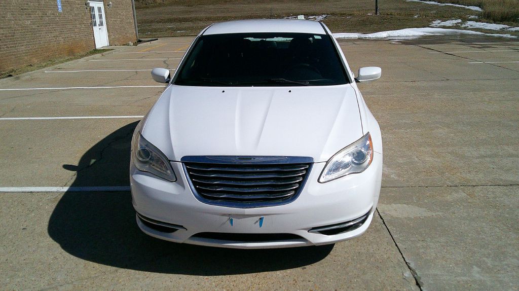 2012 Chrysler 200 Image 2