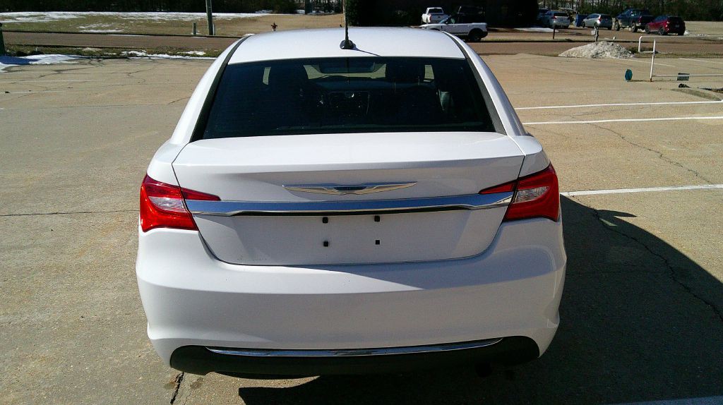 2012 Chrysler 200 Image 4