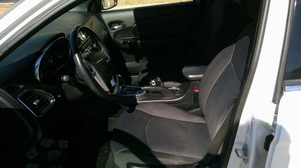 2012 Chrysler 200 Image 6