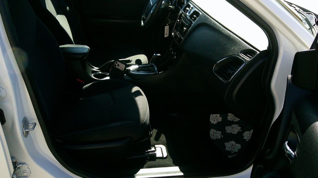 2012 Chrysler 200 Image 10