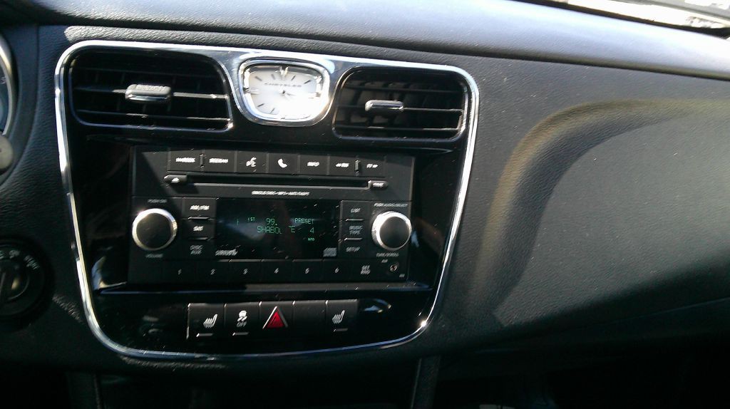 2012 Chrysler 200 Image 13